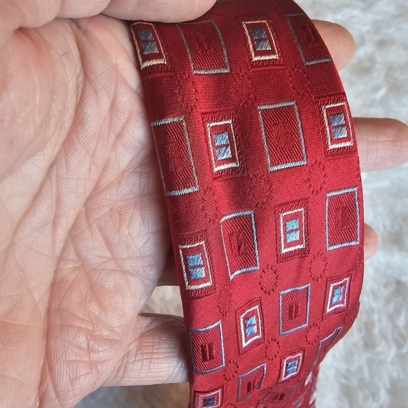 Sunriver Clothing 100% Silk Mens Red Geometic Pattern Tie - Picture 6 of 6
